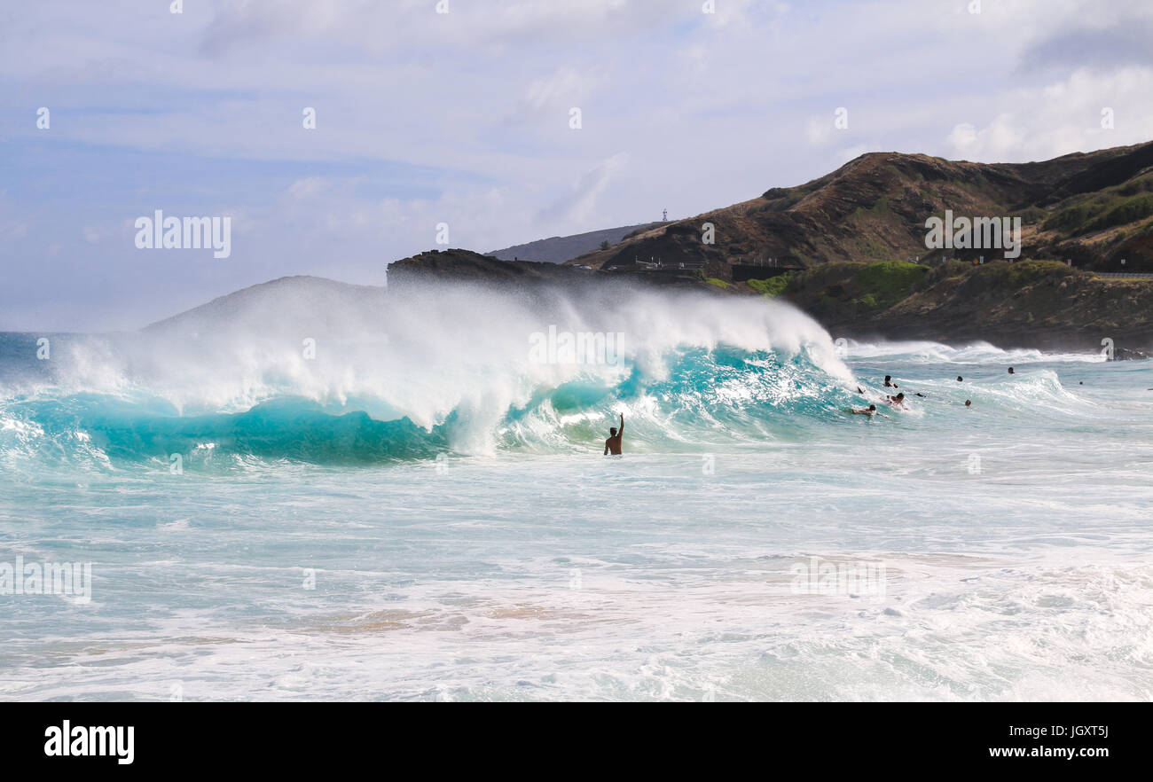 Mann beim Surfen auf die große Welle im Sandy Beach auf Hawaii Stockfoto
