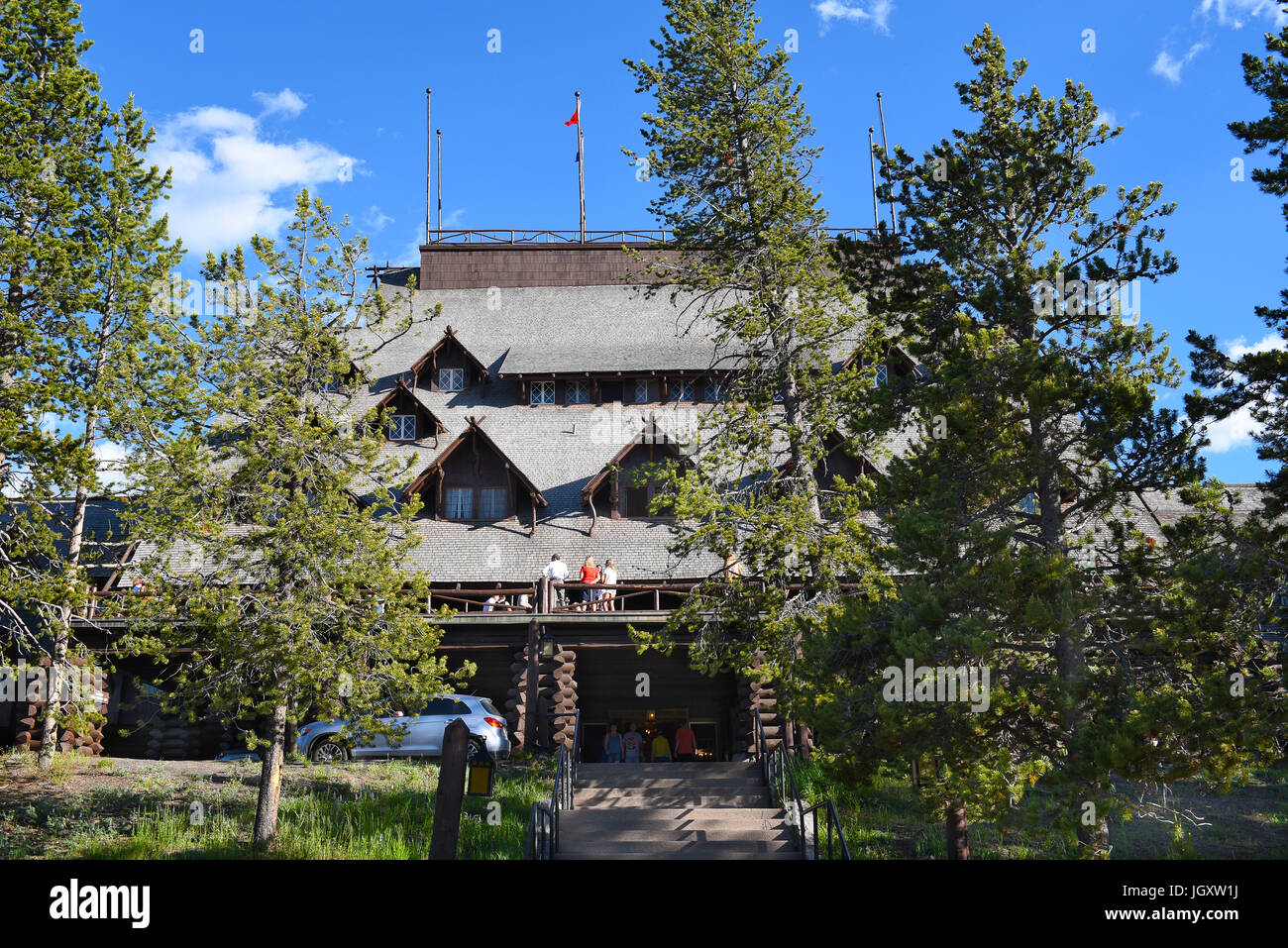YELLOWSTONE-Nationalpark, WYOMING - 25 Juni 21017: Old Faithful Inn. Eines der berühmtesten und historische Hotels in Yellowstone begann einladend gue Stockfoto