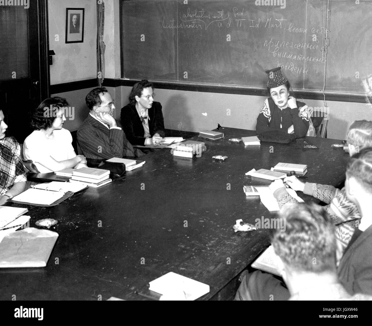 Ein Johns Hopkins University College Abendkurs sitzt an einem Tisch in einem Klassenzimmer der Professor zu betrachten, wie sie, in Baltimore, Maryland, 1940 spricht. Stockfoto