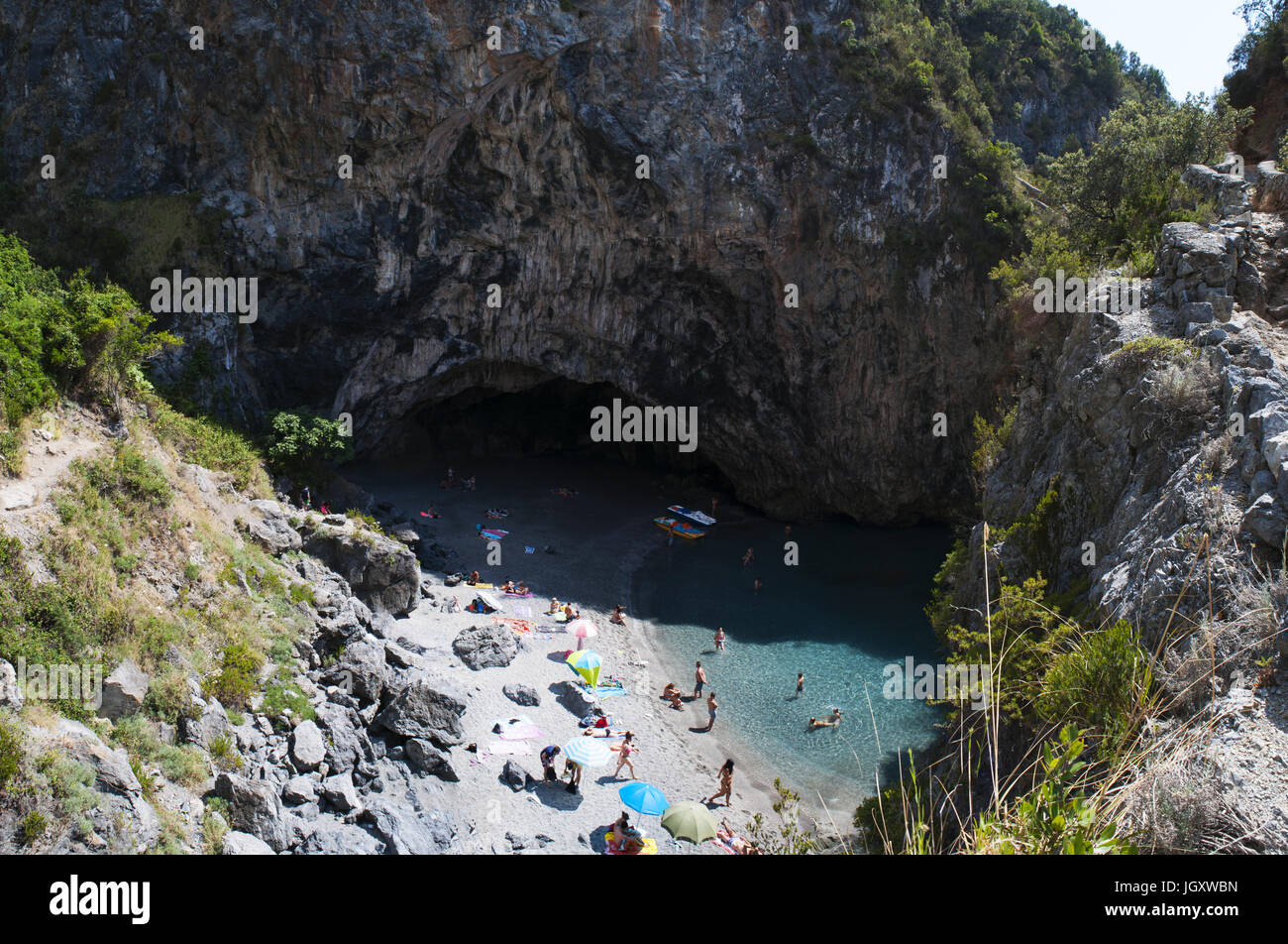 Arco Magno-Strand, der Grande Arche-Strand, eine kleine versteckte Bucht mit einem natürlichen Bogen gemacht durch die Wellen im Laufe der Jahrhunderte in Kalabrien in Süditalien Stockfoto
