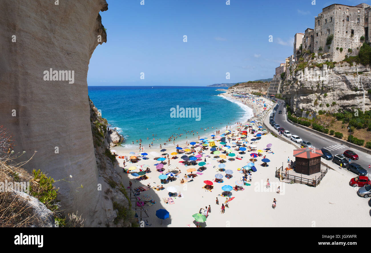 Kalabrien, Italien: Blick auf das Tyrrhenische Meer und die Skyline von Tropea, eine der bekanntesten touristischen Destinationen in den Süden Italiens Stockfoto