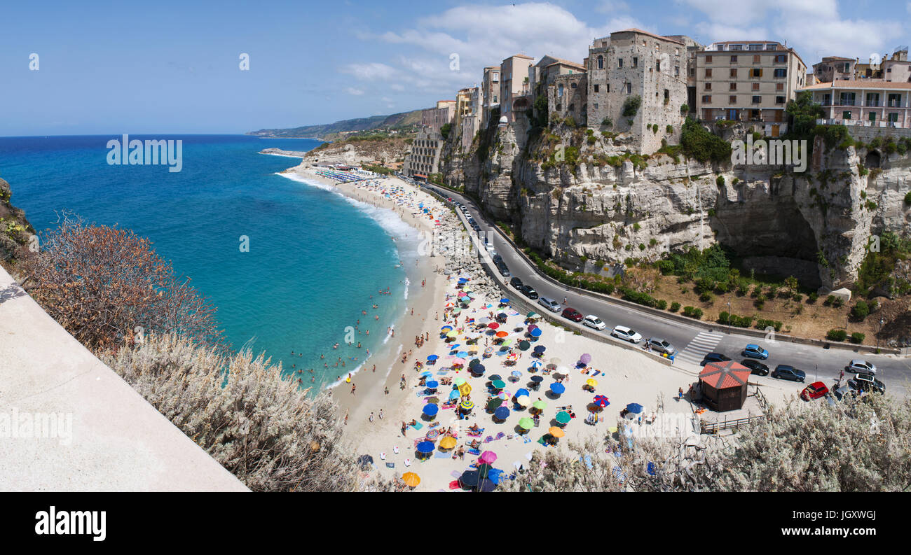 Kalabrien, Italien: Blick auf das Tyrrhenische Meer und die Skyline von Tropea, eine der bekanntesten touristischen Destinationen in den Süden Italiens Stockfoto