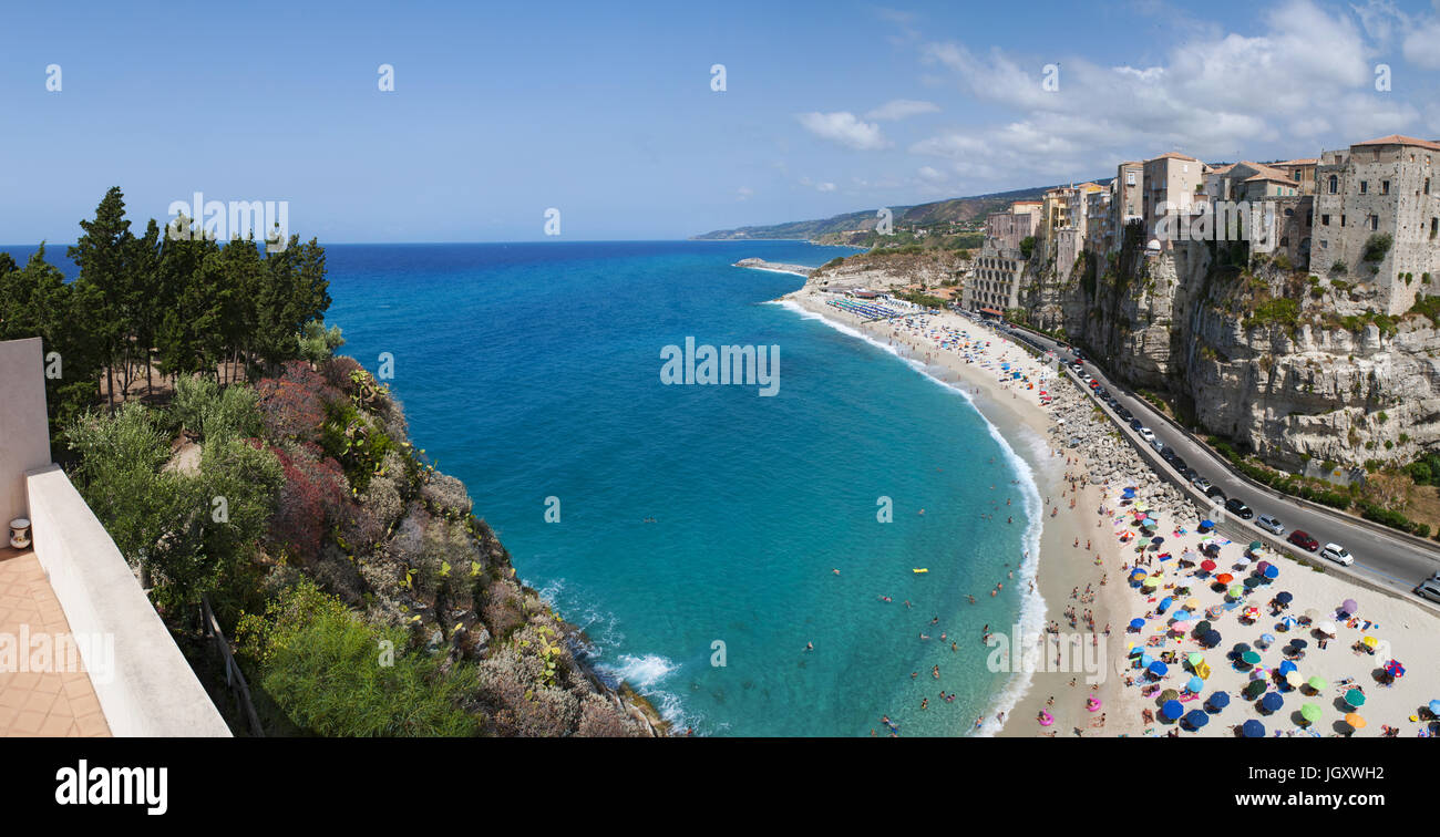 Kalabrien, Italien: Blick auf das Tyrrhenische Meer und die Skyline von Tropea, eine der bekanntesten touristischen Destinationen in den Süden Italiens Stockfoto