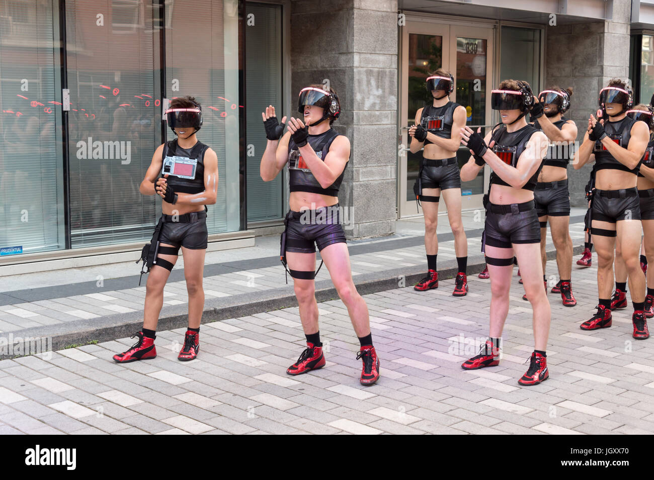 "Minutiens" Street Performer mit VR-Headsets während Montreal Circus Arts Festival 2017 Stockfoto