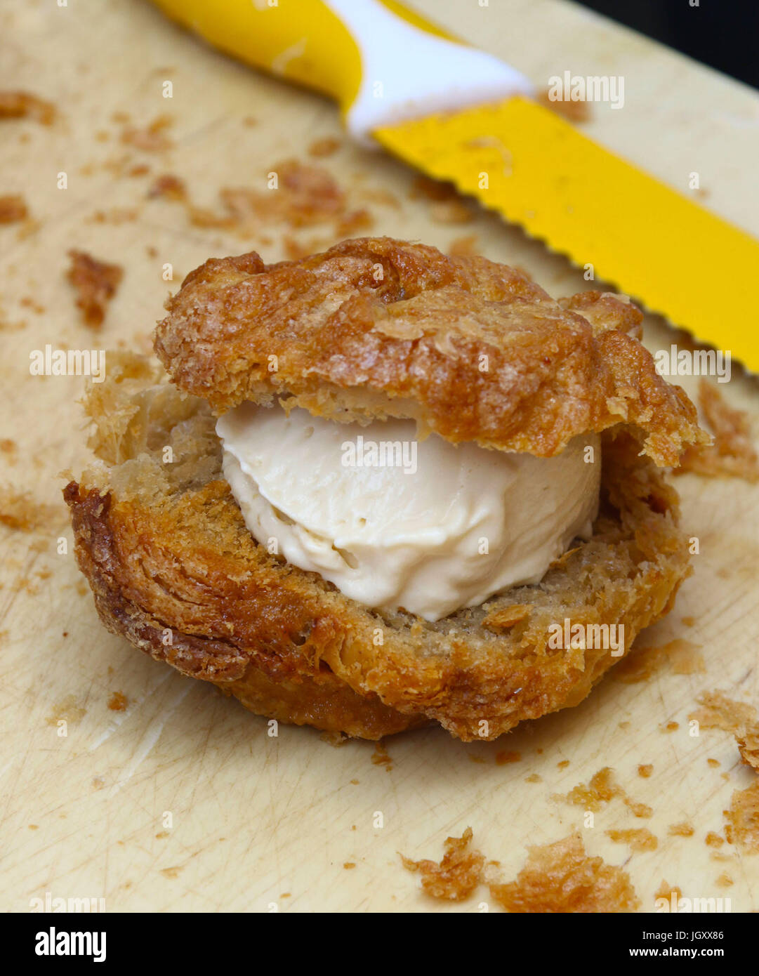 Kouign Amann mit Vanilleeis für Bastille Feier Stockfoto