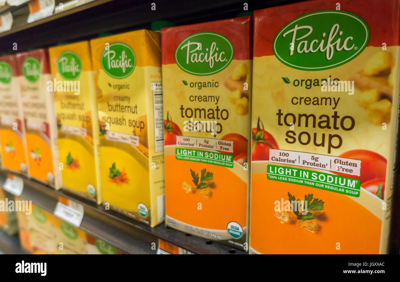 Pacific Foods Marke Sterilverpackung Container von Suppen und Brühen in einem Supermarkt am Freitag, 7. Juli 2017 in New York. Campbell Soup Co. wird berichtet, dass Pacific Lebensmittel von Oregon für $ 700 Millionen kaufen. (© Richard B. Levine) Stockfoto