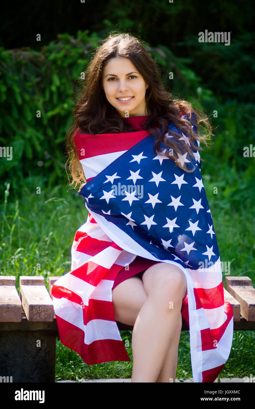 Schönes Mädchen mit einer US-Flagge im park Stockfoto