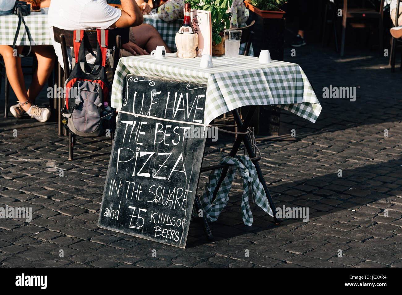 Rom, Italien, 18. August 2016: bürgersteig Pizzeria in Rom einen sonnigen Sommertag. Stockfoto