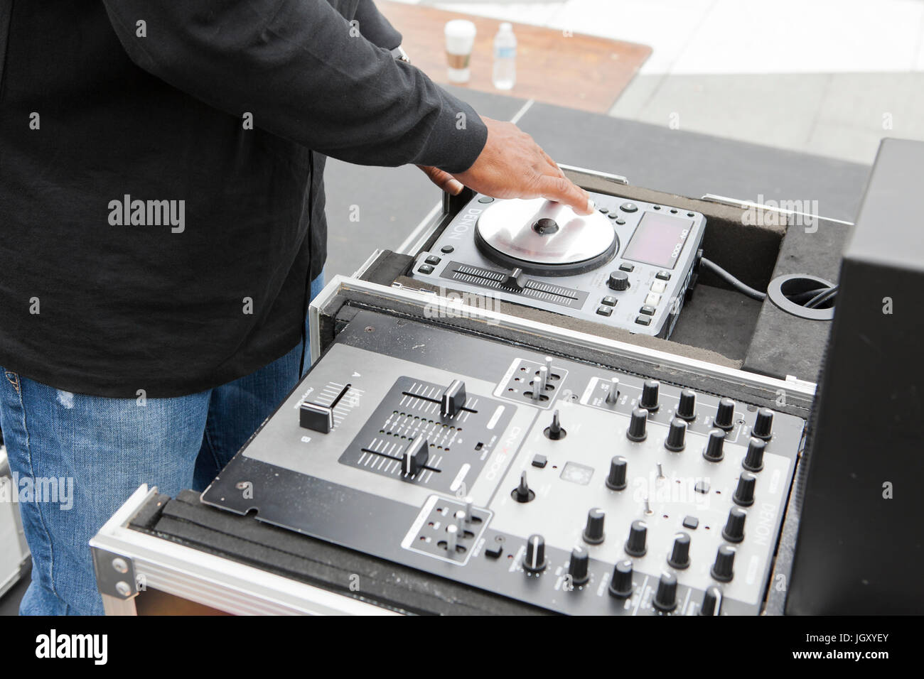 DJ Musik Mixer zu einem Outdoor Event - USA Stockfoto
