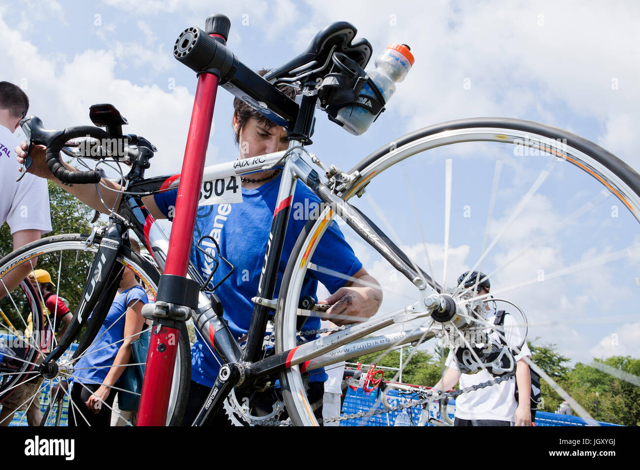 Fahrradmechaniker zur Festsetzung Rad mit dem Fahrrad auf dem Fahrrad montiert - USA Stockfoto