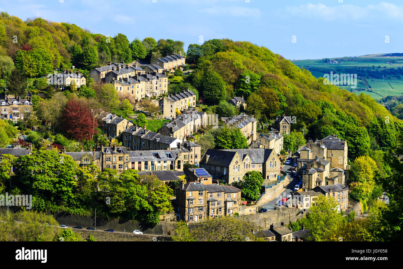 Die steilen Seiten des Calder Valley in Hebden Bridge sind übersät mit terrassierten Viktorianischen Gehäuse. Stockfoto