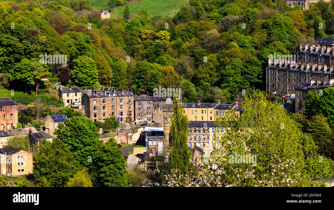 Die steilen Flanken des Calder Valley in Hebden Bridge ist übersät mit terrassenförmig angelegten viktorianischen Gehäuse. Stockfoto