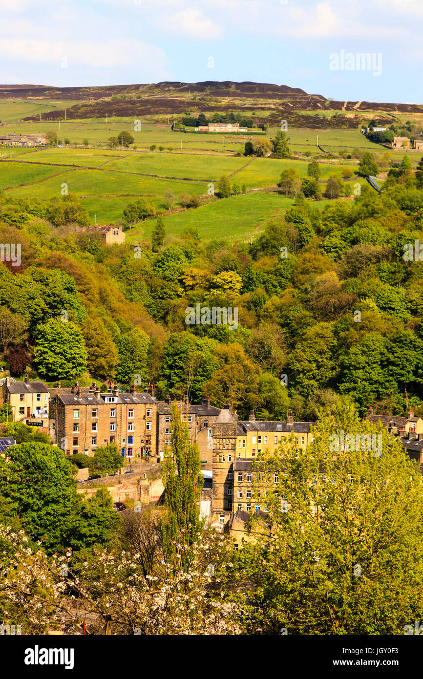 Reihenhäuser am Hang unterhalb der alten Stadtmühle, Hebden Bridge. Stockfoto