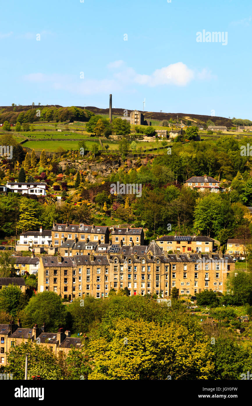 Reihenhäuser am Hang unterhalb der alten Stadtmühle, Hebden Bridge. Stockfoto