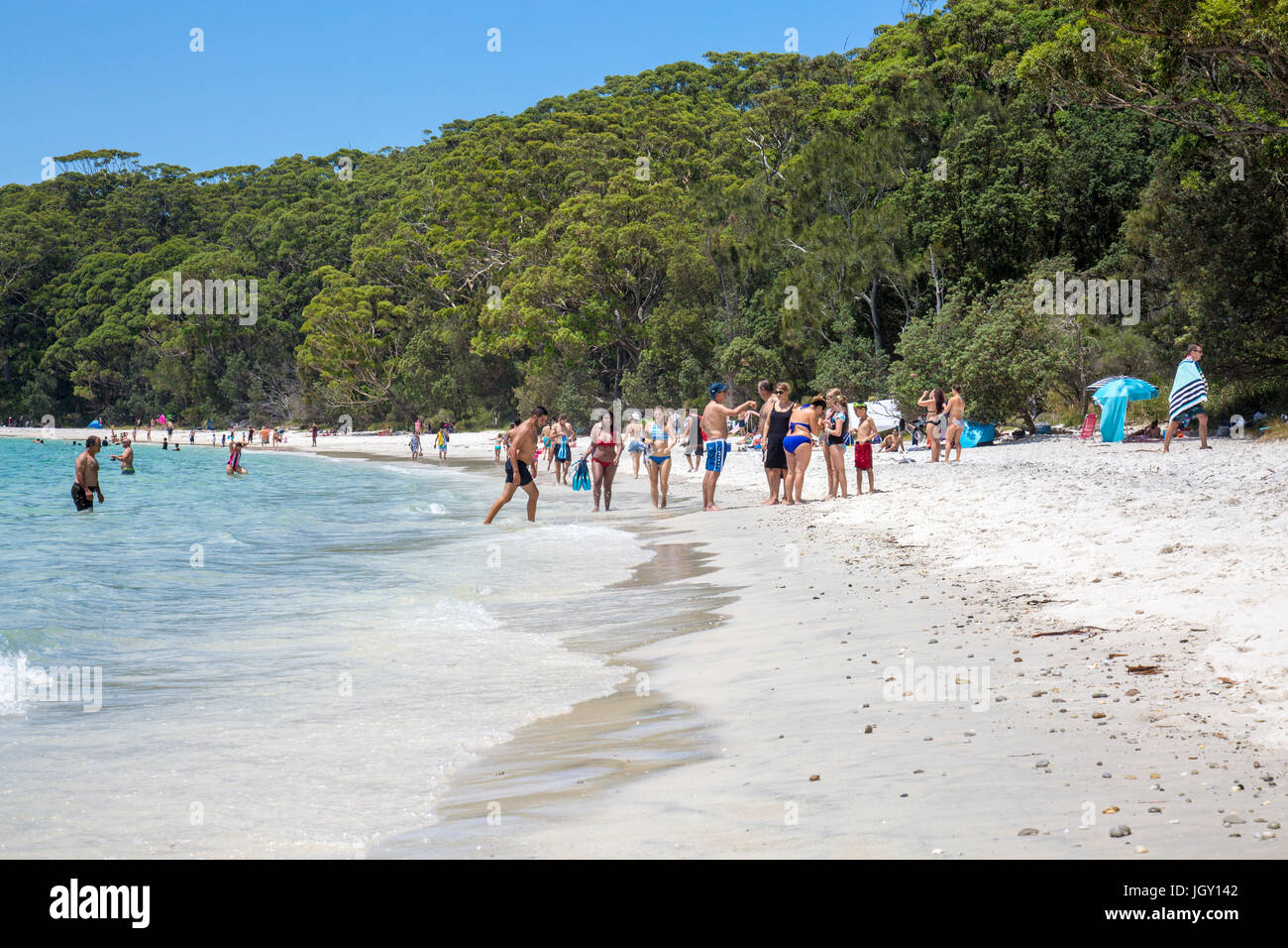 Menschen, die genießen eines australischen Sommers am Strand von Murrays im Booderee Nationalpark, Jervis Bay Stockfoto