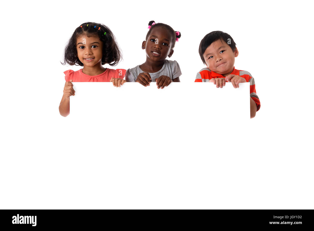 Gruppe der multirassischen Kinder Portrait im Studio mit White Board. Isolierte Stockfoto