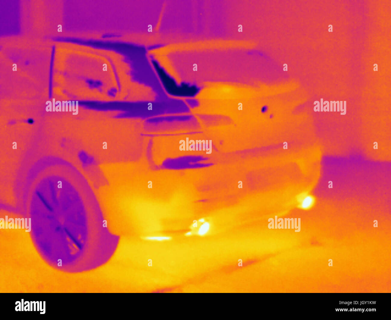 Wärmebild der Auspuffanlage am Heck des Autos Stockfoto
