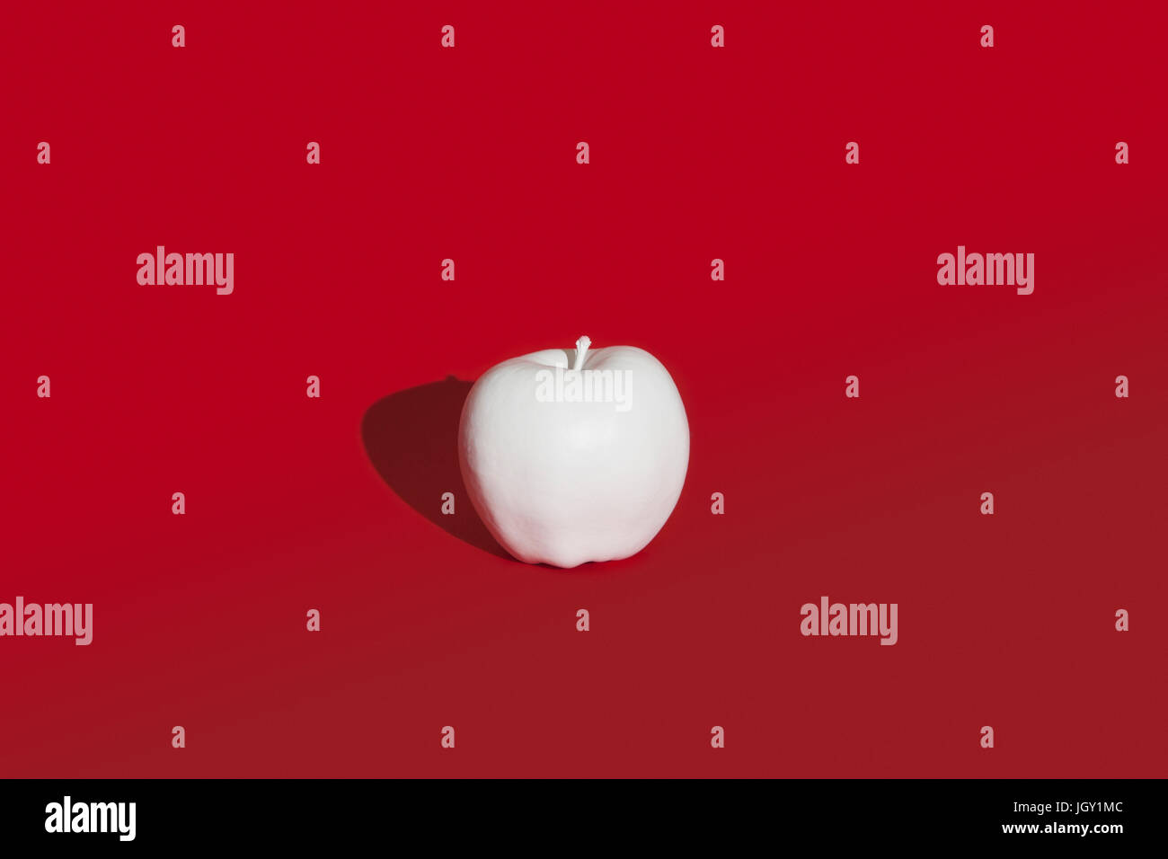 Apple lackiert weiß auf rotem Grund Stockfoto