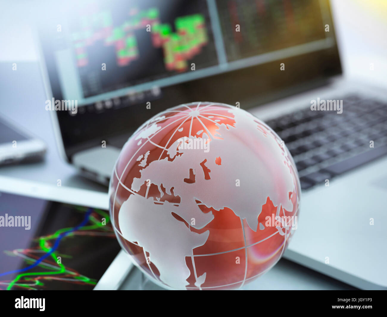 Globus mit digitalen Tablet, Laptop und Smartphone Auslandsgeschäft Diagramme zeigen Stockfoto