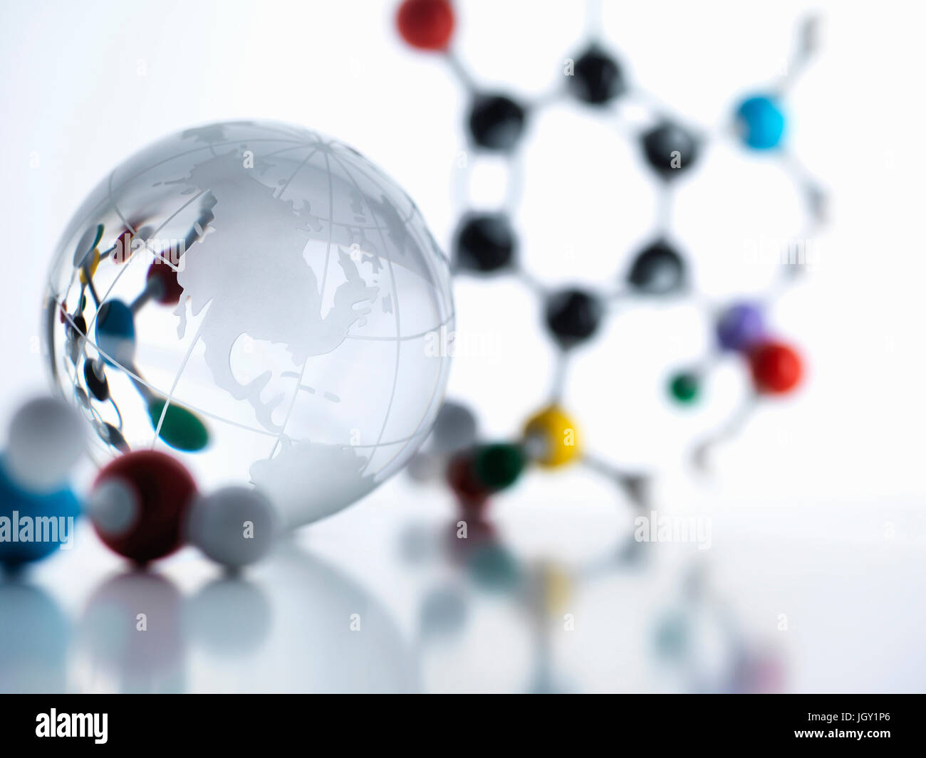 Globus mit Molekülmodell Stockfoto