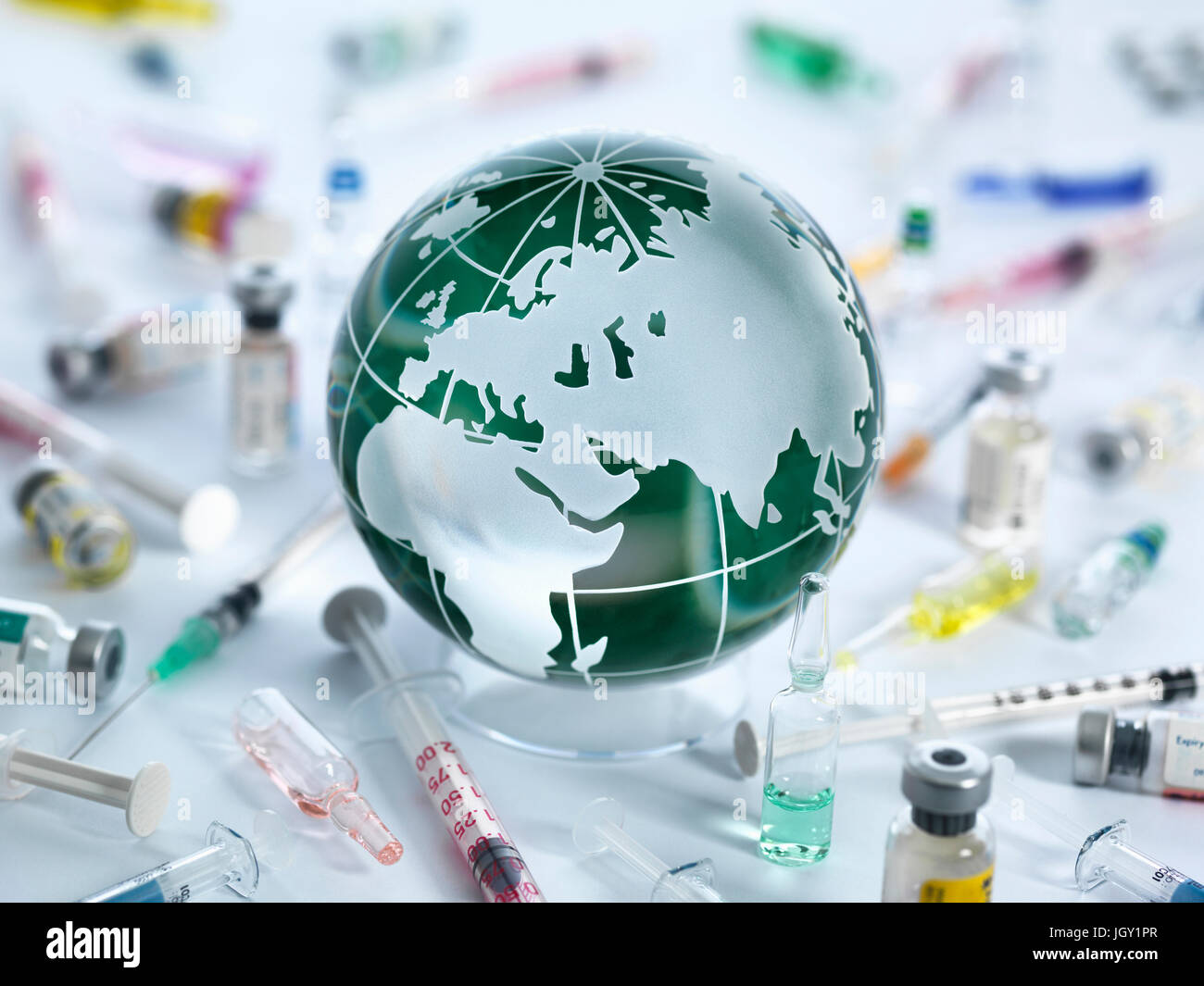 Globale Pandemie, Globus der Welt umgeben von Medikamente, Impfstoffe und Spritzen Stockfoto