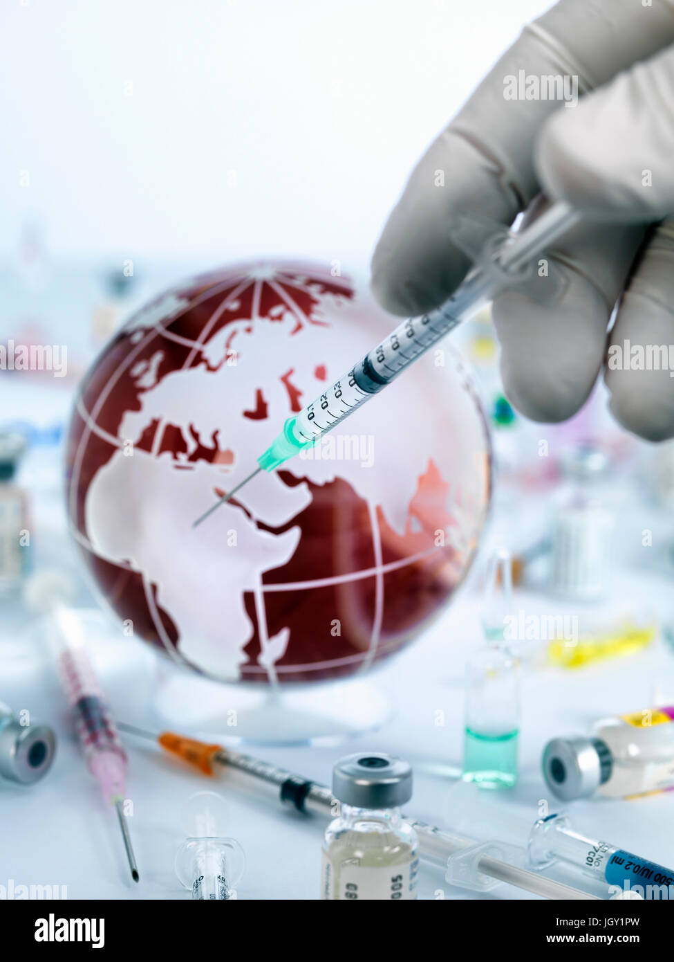 Arzt injiziert Globus mit zeigen, ein Heilmittel für eine globale Pandemie-Impfstoff Stockfoto