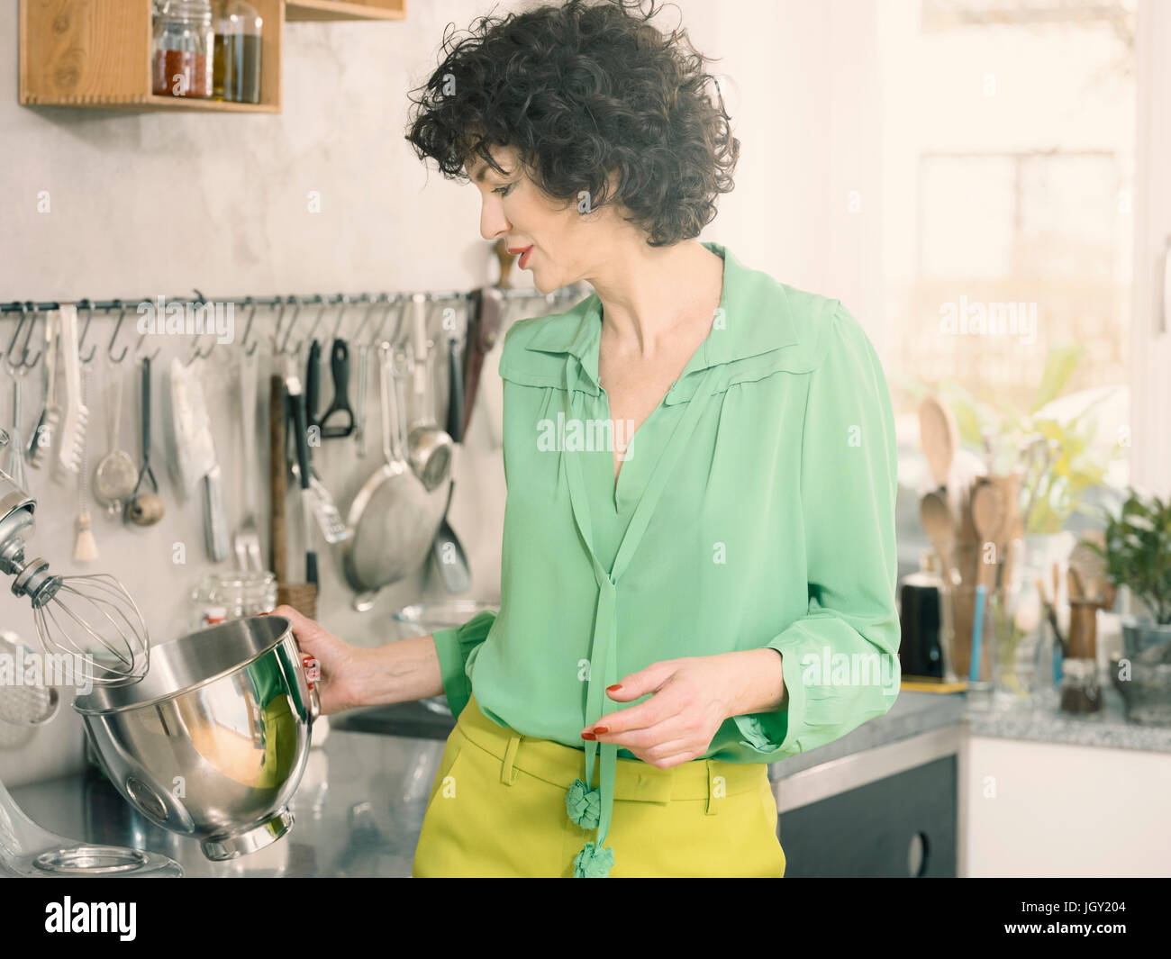 Frau in der Küche mit elektrischen mixer Stockfoto