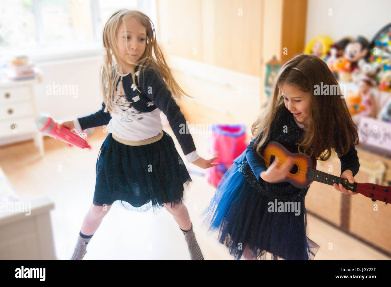 Mädchen singen, tanzen, Gitarre spielen Stockfoto