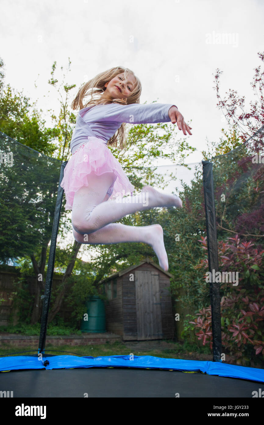 Mädchen hüpfen auf dem Trampolin trägt tutu Stockfoto