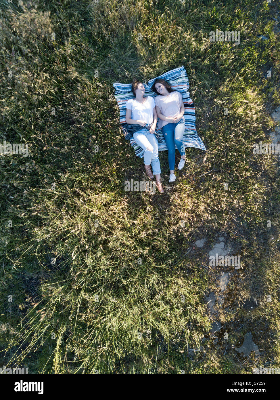 Draufsicht der Freunde liegen auf Decke auf dem Rasen, Florenz, Toskana, Italien, Europa Stockfoto