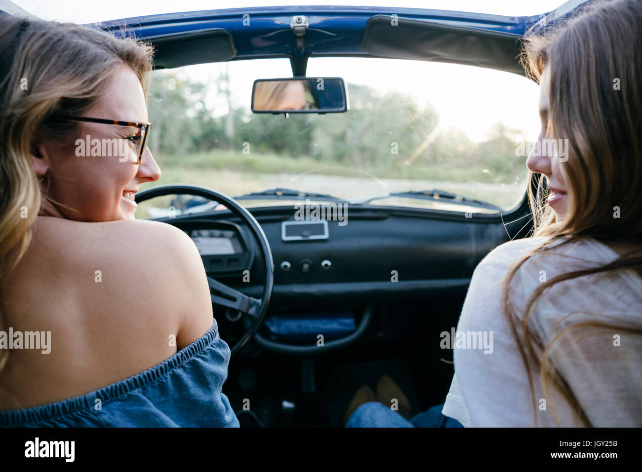 Junge Frauen im Cabrio Oldtimer, Florenz, Toskana, Italien, Europa Stockfoto