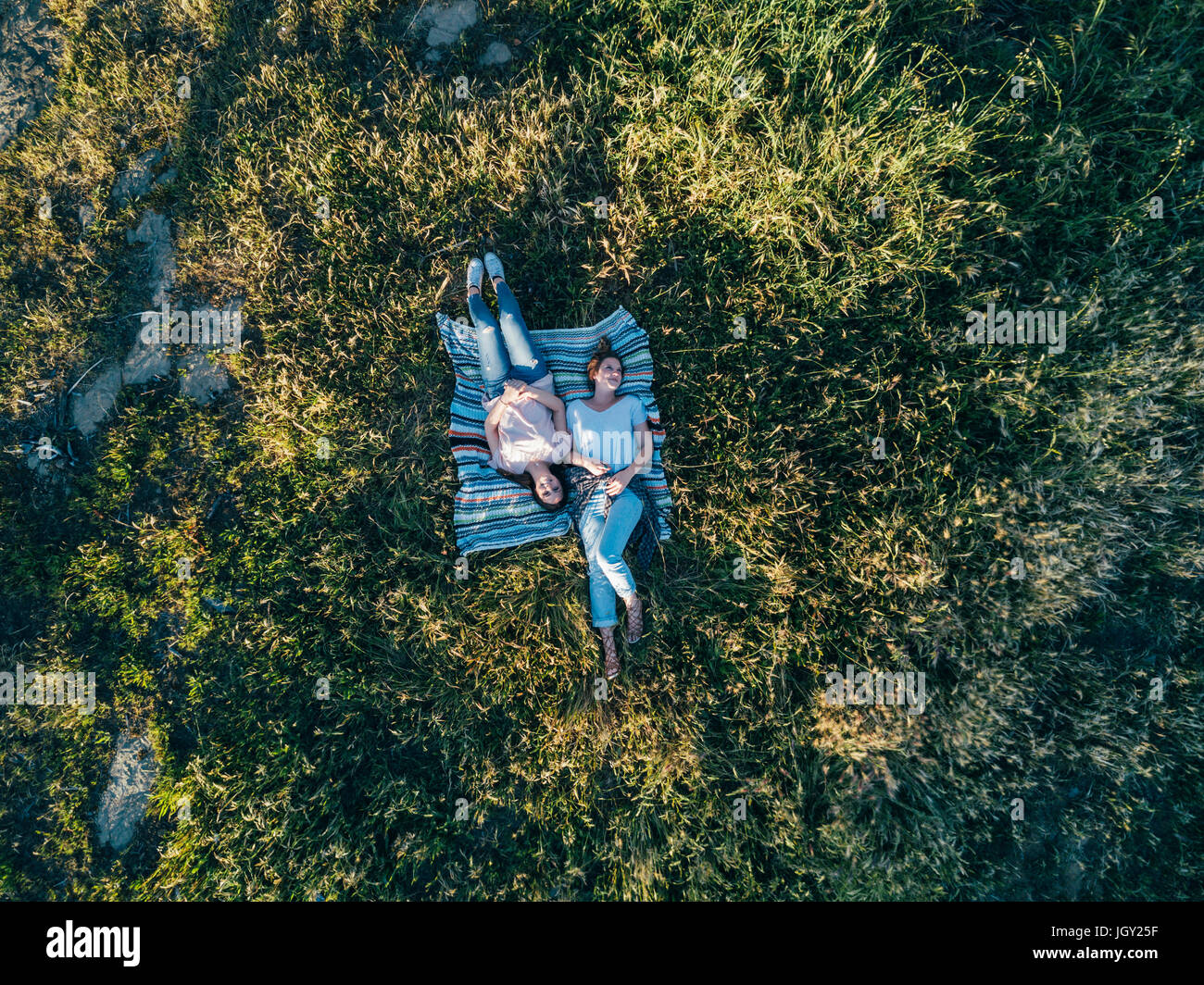 Draufsicht der Freunde liegen auf Decke auf dem Rasen, Florenz, Toskana, Italien, Europa Stockfoto