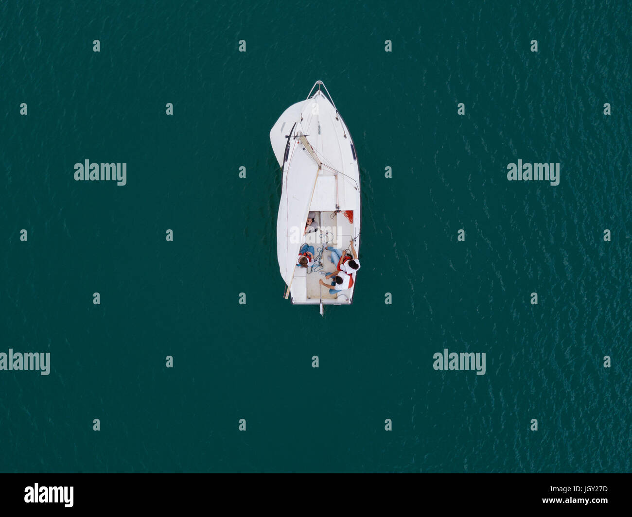 Gruppe von Menschen auf Segelschiff auf See, Draufsicht Stockfoto