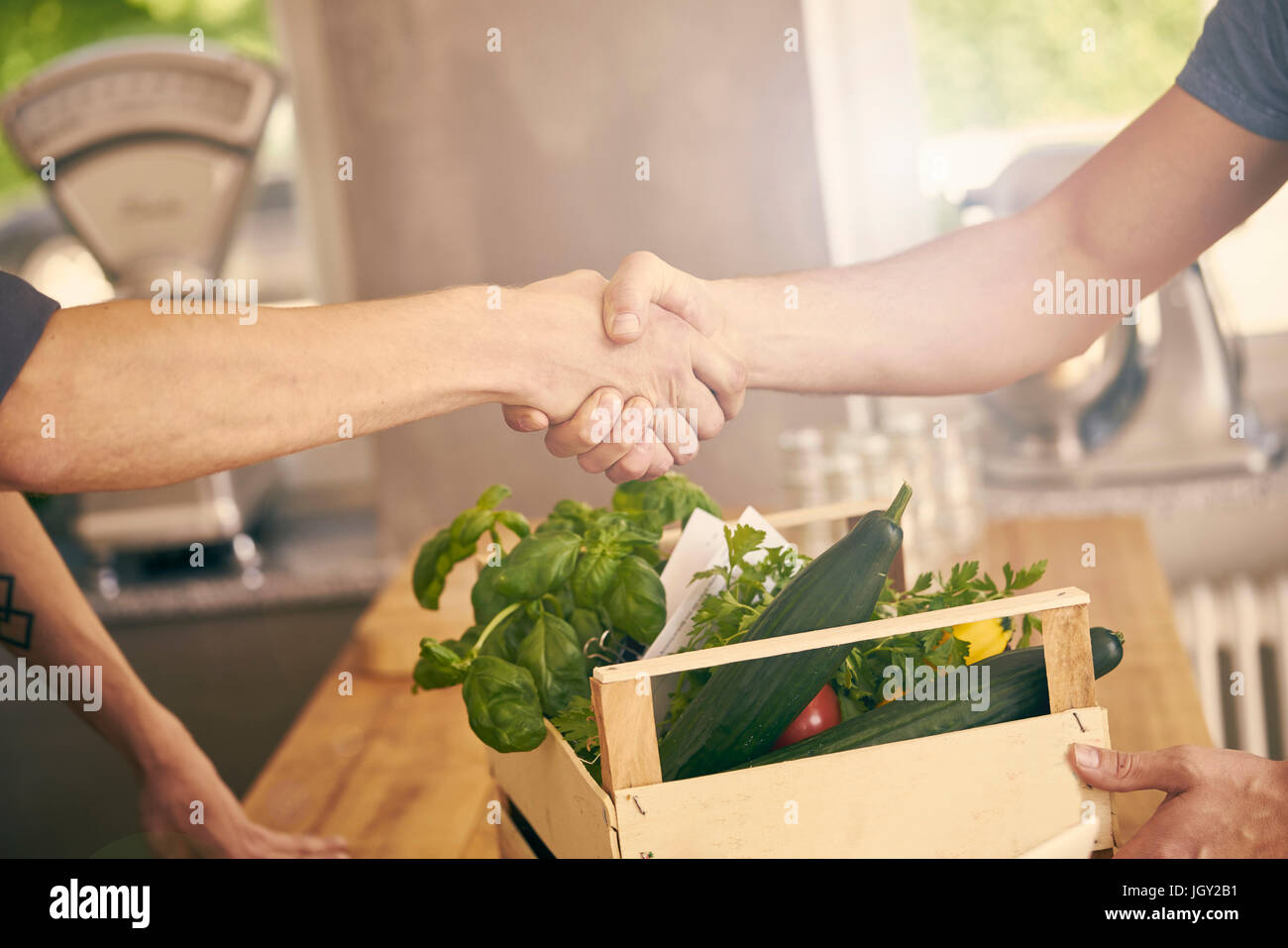 Koch und Gemüse Lieferbote Händeschütteln Stockfoto