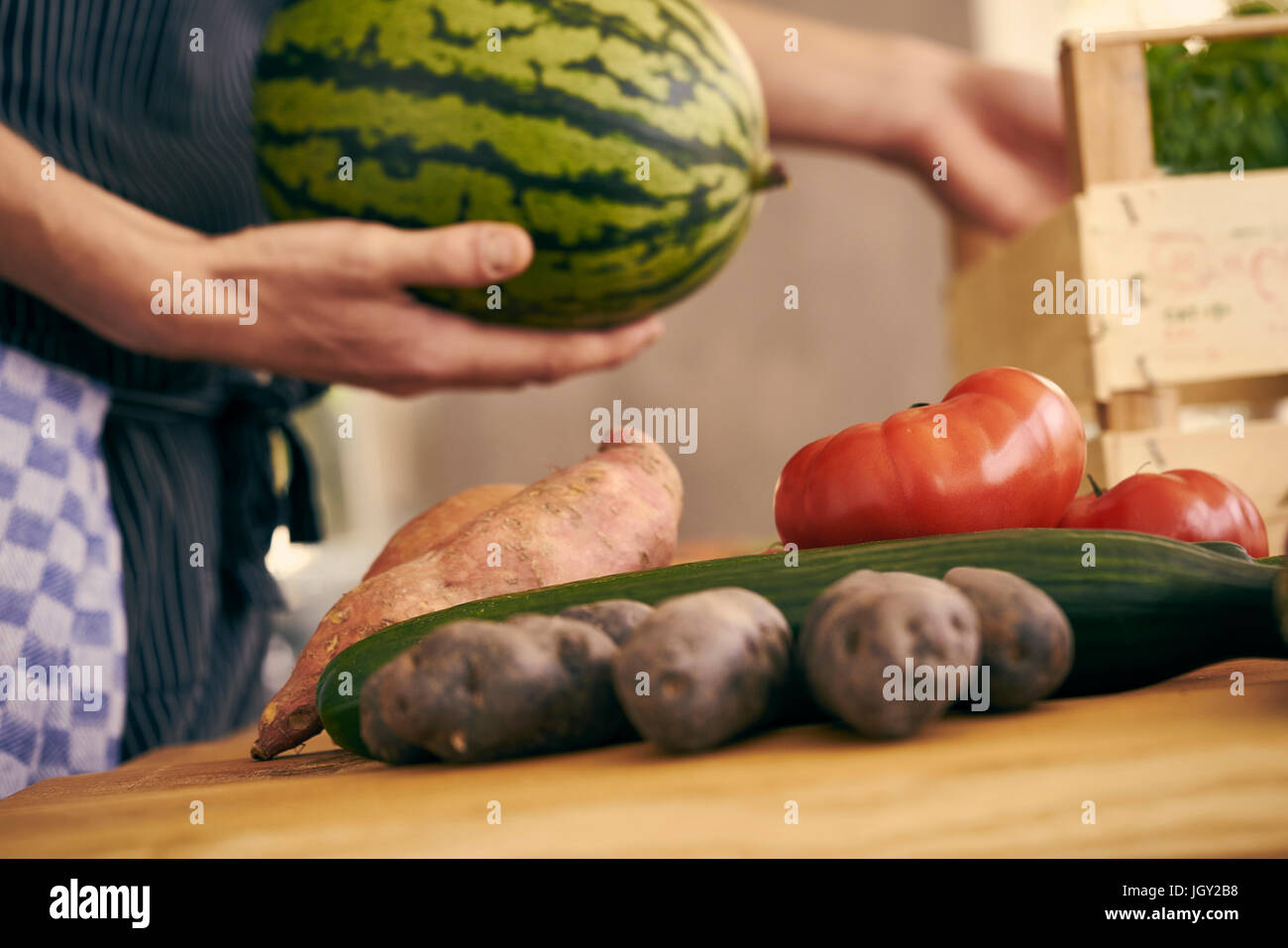 Sicht des Menschen, die Obst und Gemüse aus der Kiste auspacken beschnitten Stockfoto