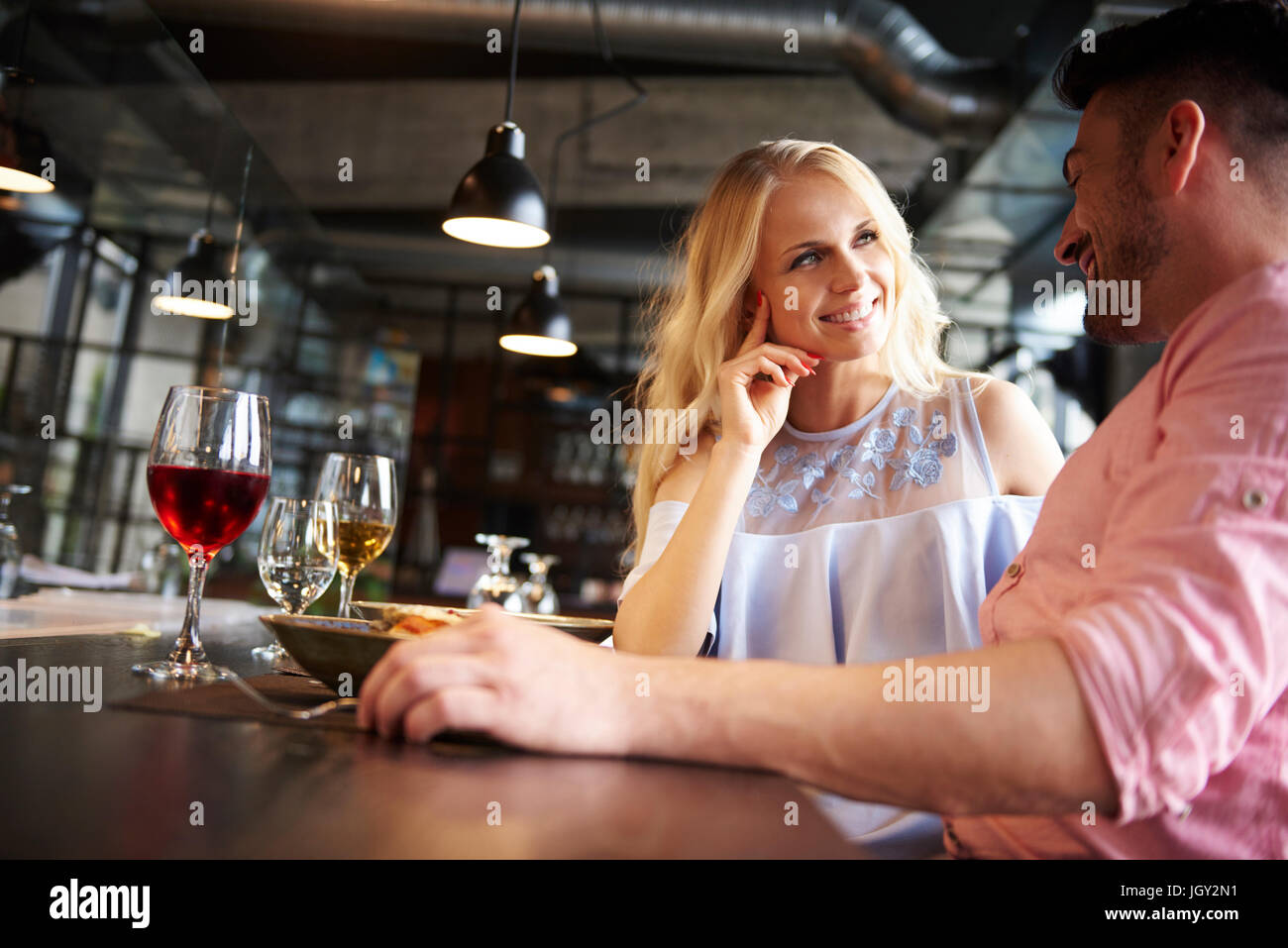 Paar im Chat am Tisch im restaurant Stockfoto