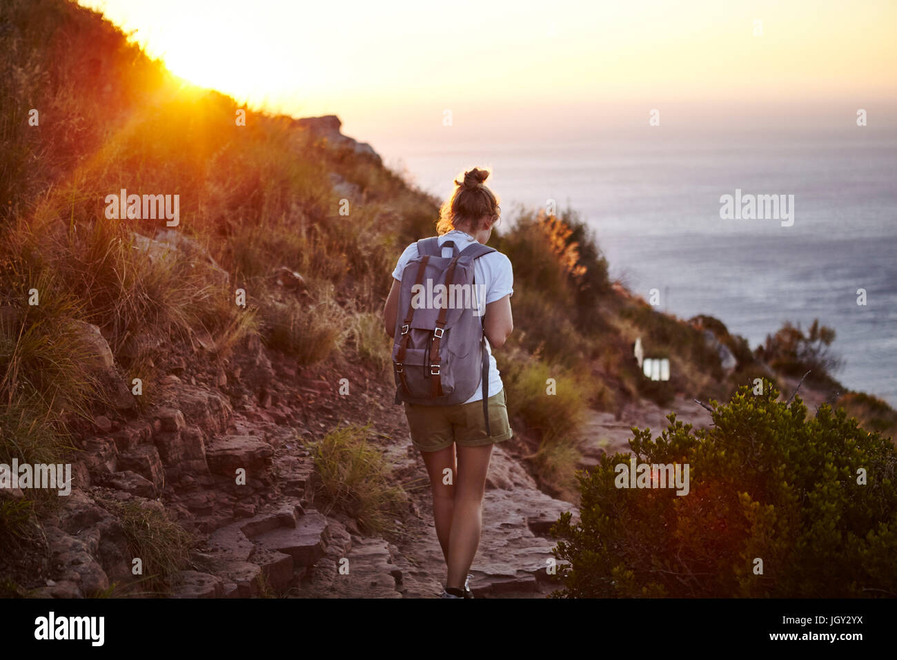 Junge Frau Wandern, hintere Ansicht, Löwen Kopf Berg, Western Cape, Cape Town, Südafrika Stockfoto