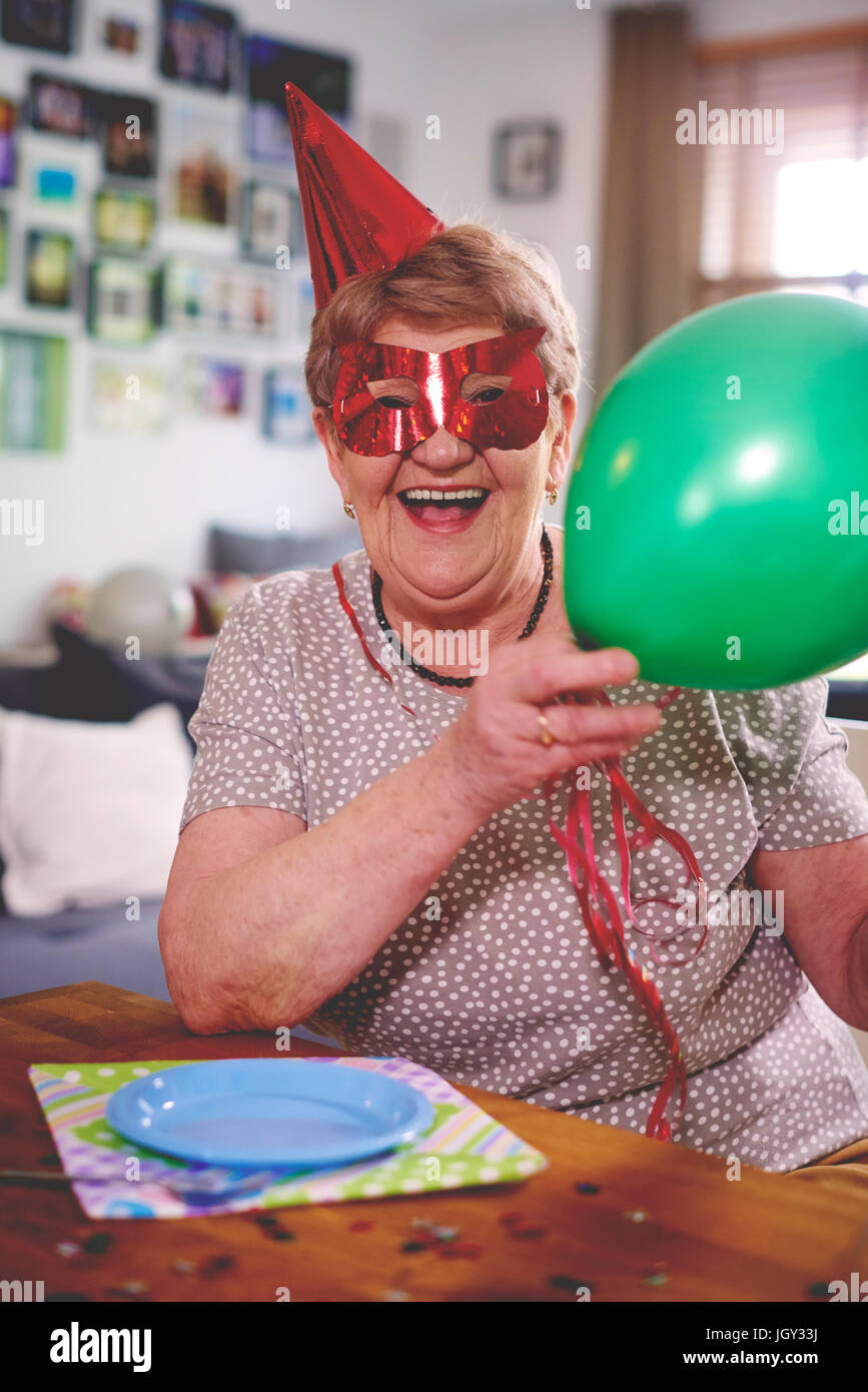 Ältere Frau-Geburtstags-Party Luftballons winken Stockfoto