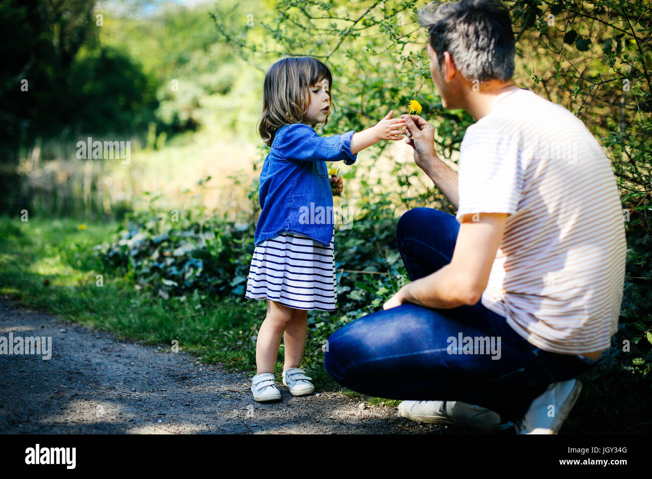 Vater und kleine Mädchen genießen Natur Fuß Stockfoto