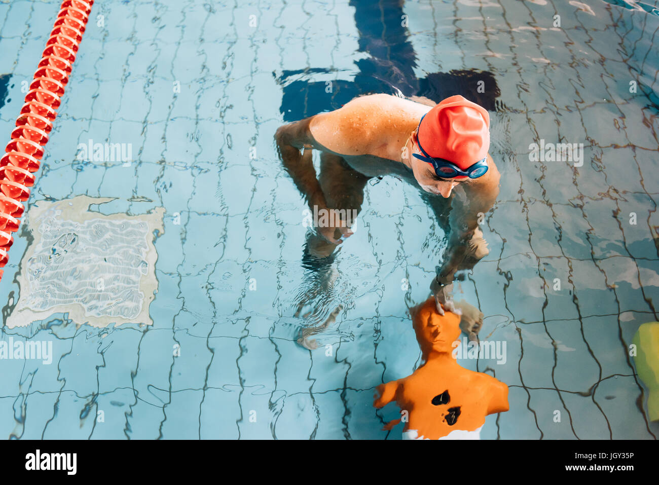 Senior woman Vorbereitung Ausbildung Rettungsgeräte im Schwimmbad Stockfoto