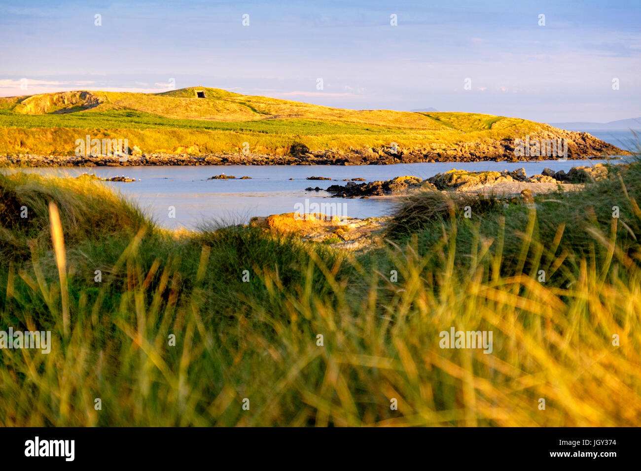 Neolithischer Beerdigung Kammer, Barclodiad y Gawres, in der Nähe von Rhosneigr an der Westküste von Anglesey, Wales Stockfoto