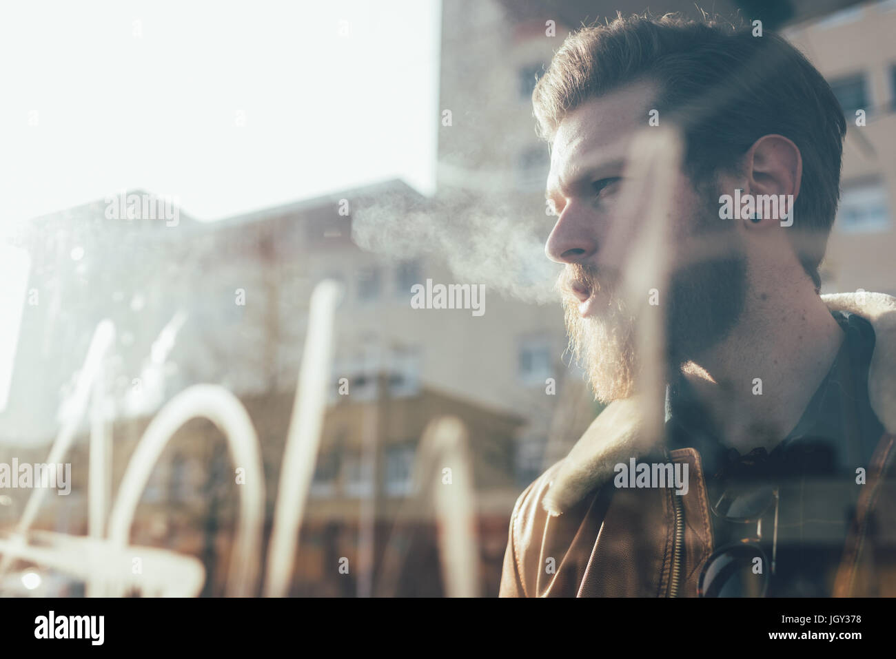 Fenster mit Blick auf cool bärtigen Jüngling am Stadt-Tram-station Stockfoto