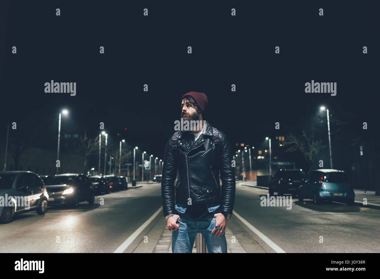 Junge männliche Hipster auf Stadt Straße wegsehen bei Nacht Stockfoto