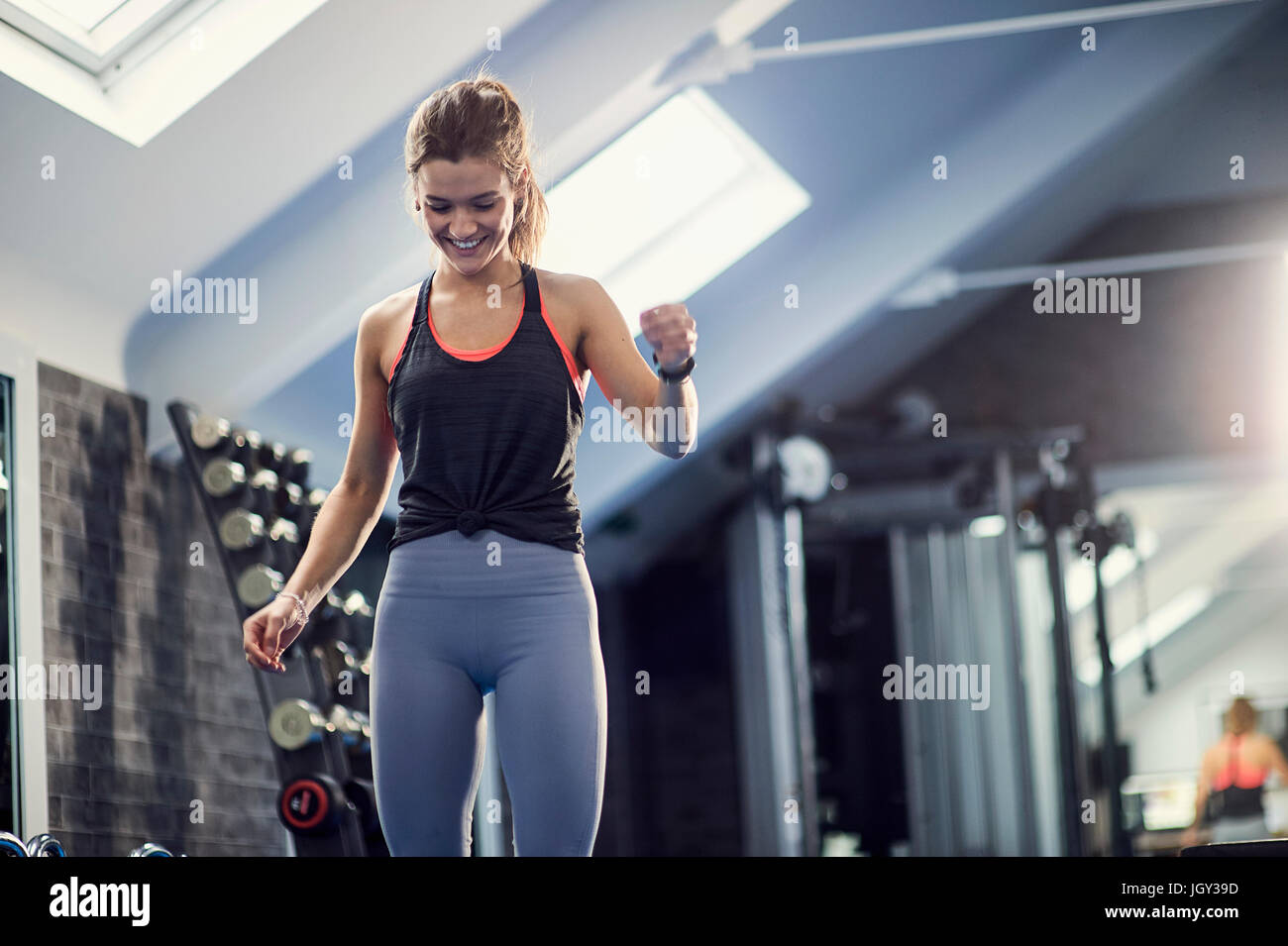 Glückliche junge Frau training, blickte in Turnhalle Stockfoto