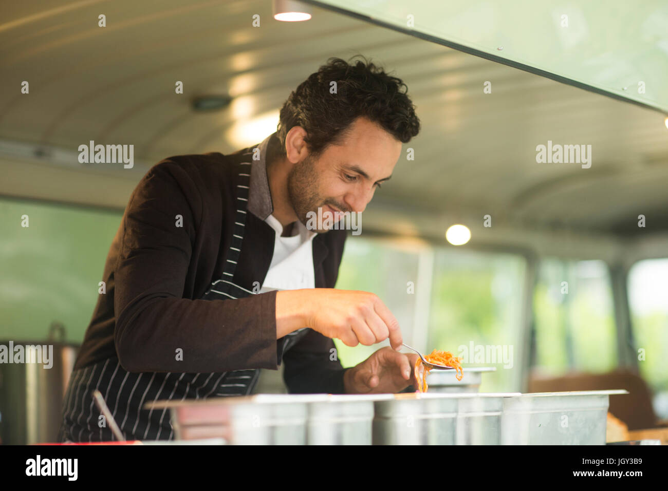 Inhaber eines kleinen Unternehmens mit Speisen aus van Essen Stall Luke Stockfoto