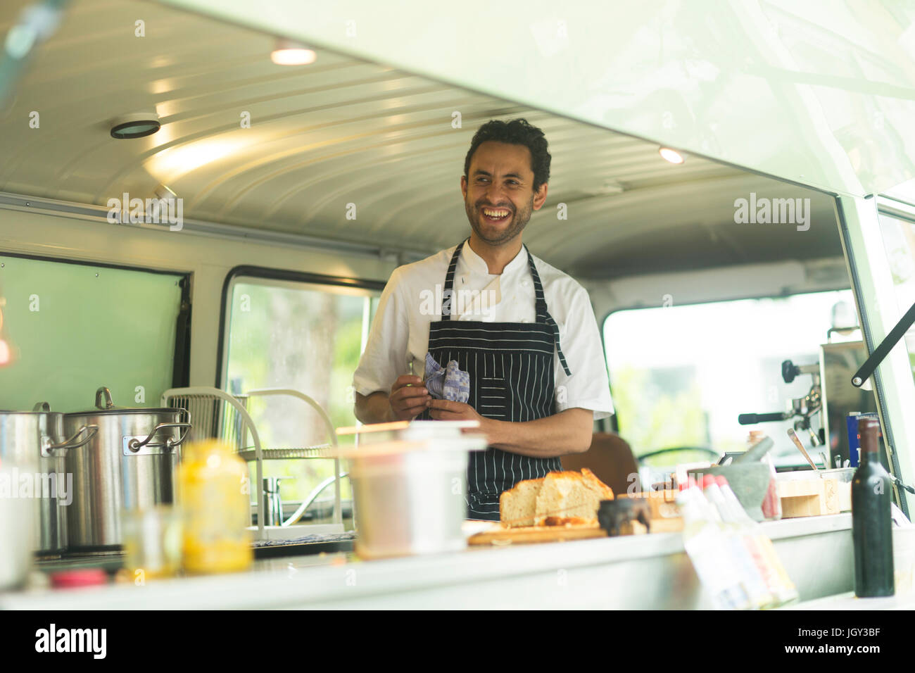 Kleinunternehmer, die Zubereitung von Speisen im van Garküche Stockfoto