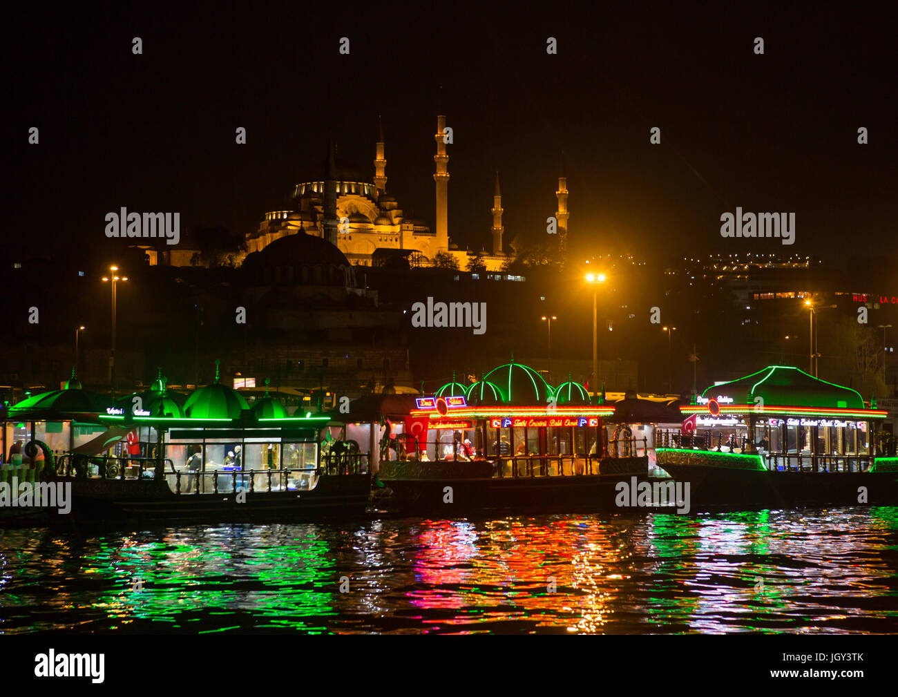 Galata Brücke-Restaurants mit Süleymaniye-Moschee in den Rücken in der Nacht, Marmara-Region, Istanbul, Türkei Stockfoto