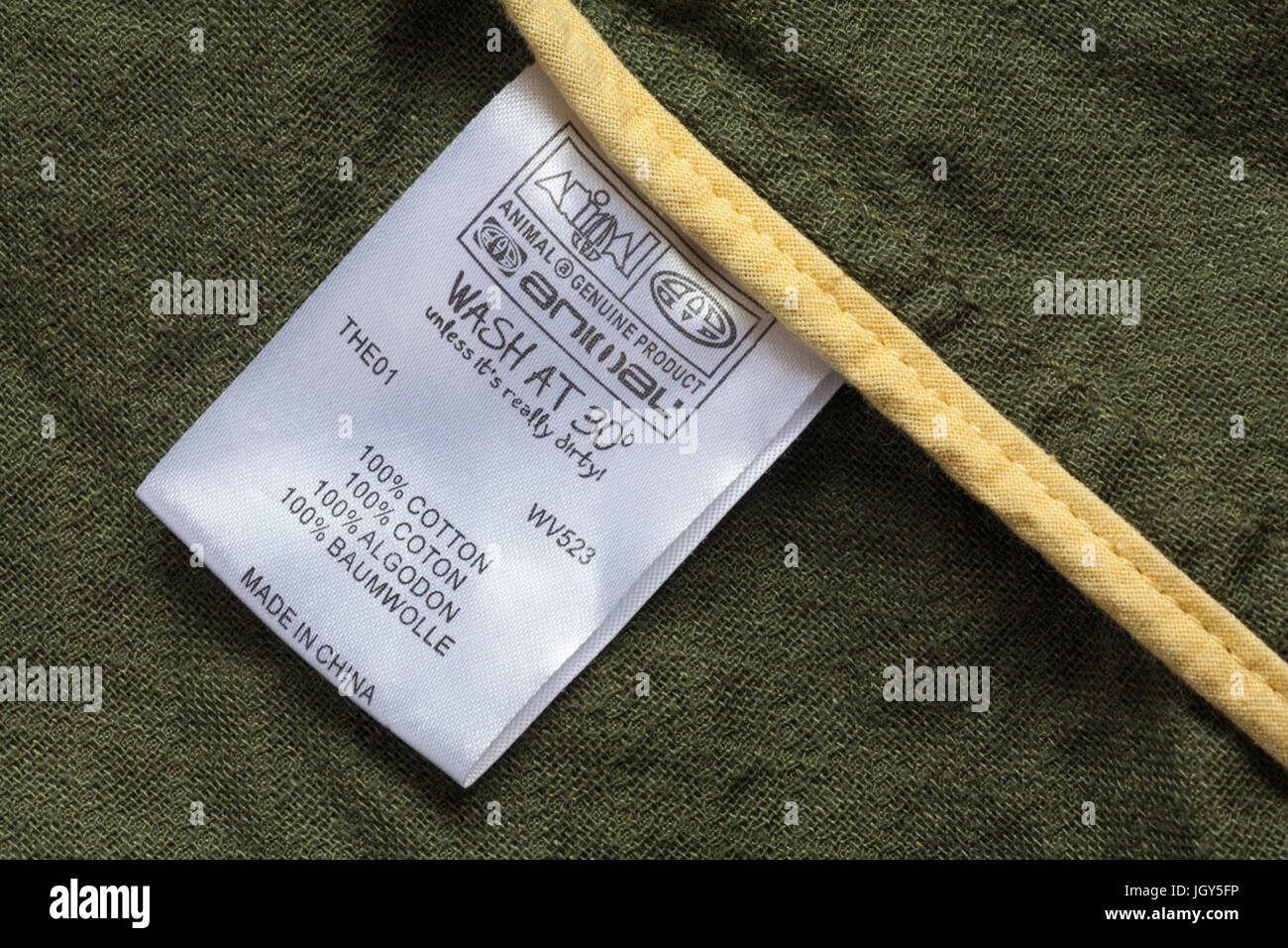 Label in der Kleidung - bei 30 Grad waschen, es sei denn seine wirklich  schmutzig 100% Baumwolle Made in China - im UK Vereinigtes Königreich,  Großbritannien verkauft Stockfotografie - Alamy