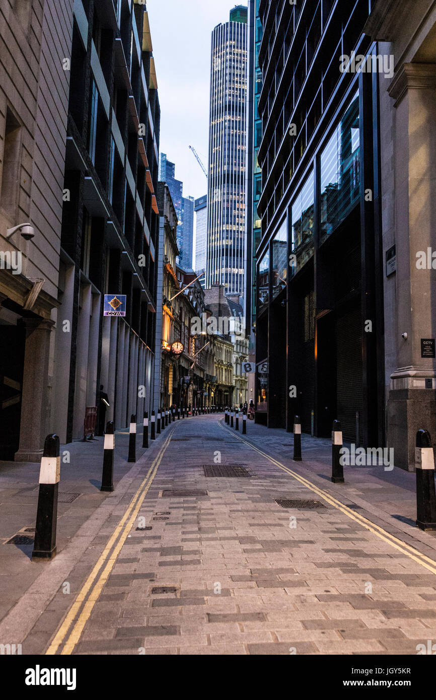 London, Vereinigtes Königreich – 30. Juni 2017: Abend-Blick auf die Stadt London Straße. Stockfoto