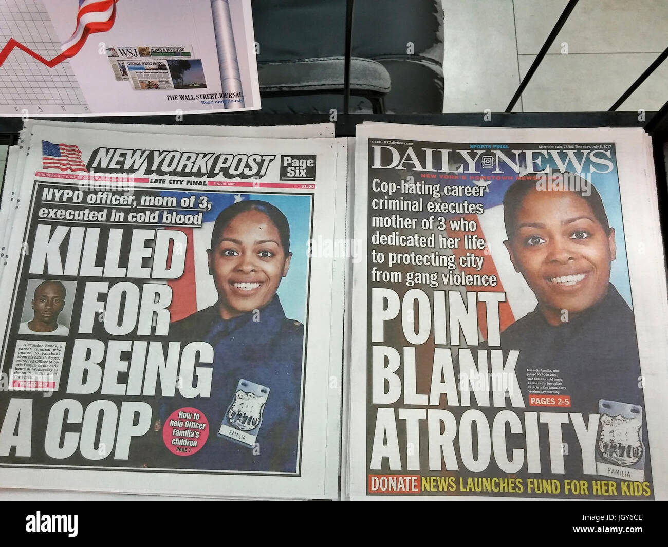 Die New York Daily News und die New York Post verwenden die gleiche amtliche NYPD Foto Offizier Miosotis Familia auf Donnerstag, 6. Juli 2017 zu ihrer Ermordung durch Alexander Anleihen berichten, wie sie in einem Polizei-Fahrzeug in der Bronx frühen Mittwochmorgen saß. (© Richard B. Levine) Stockfoto